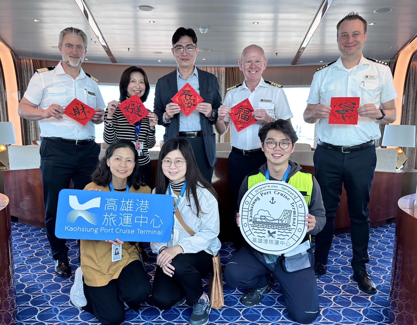 On behalf of Port of Kaohsiung, Director Chien-lang Tsai presents the captain of the Norwegian Sky with a commemorative maiden voyage plaque.