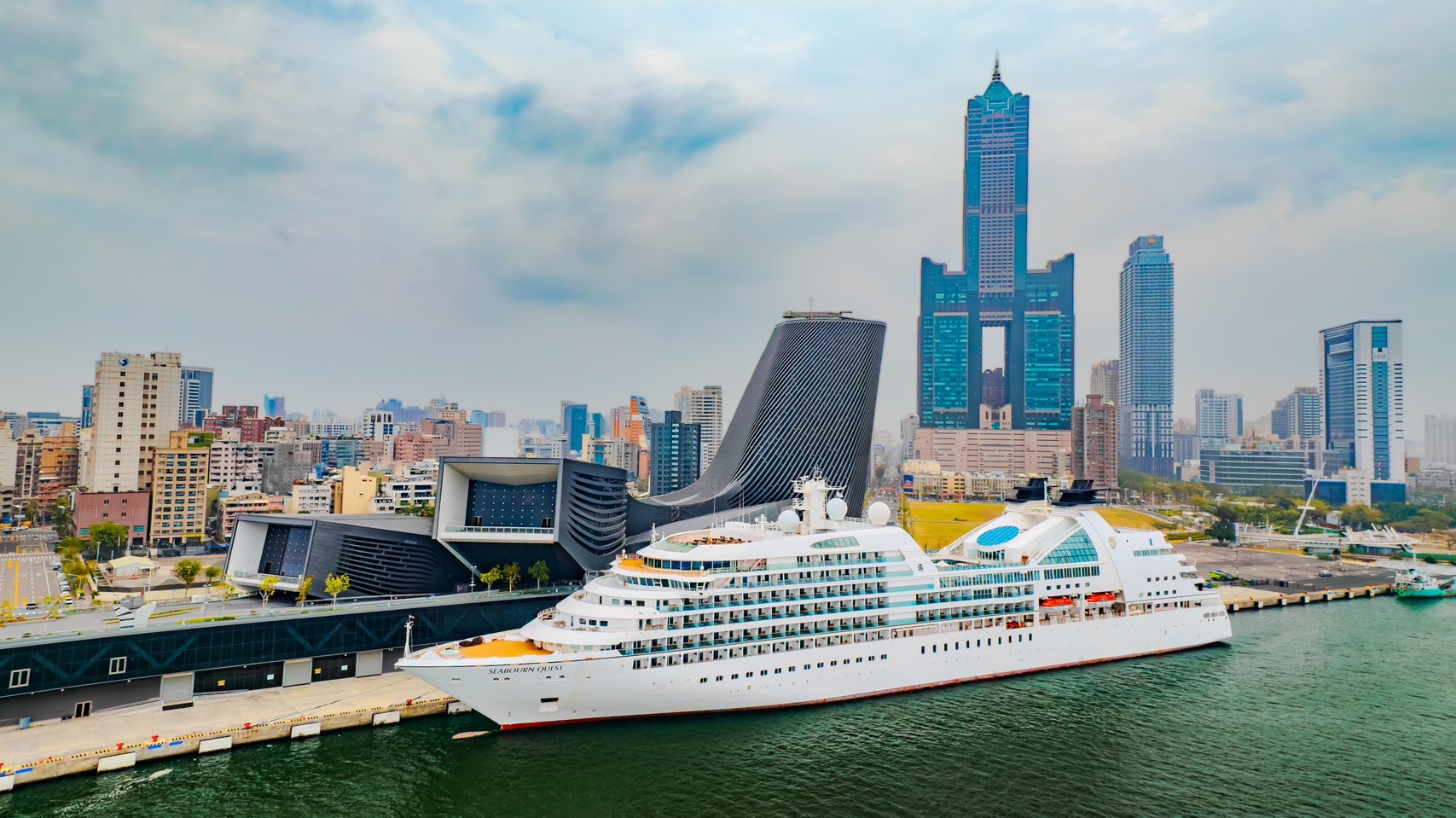 圖三：璽寶探險號(Seabourn Quest)靠泊高雄港旅運中心。