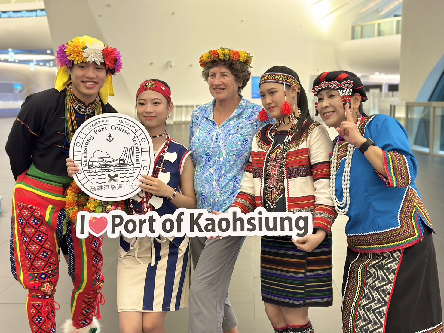 圖四：高雄港務分公司與高雄市政府海洋局攜手合作，安排原住民迎賓舞蹈表演，熱情歡迎郵輪旅客蒞臨。