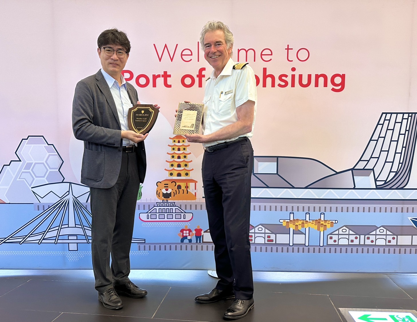 圖五：高雄港務分公司蔡建郎處長代表致贈首航紀念牌予璽寶郵輪探險號(Seabourn Quest)船長。