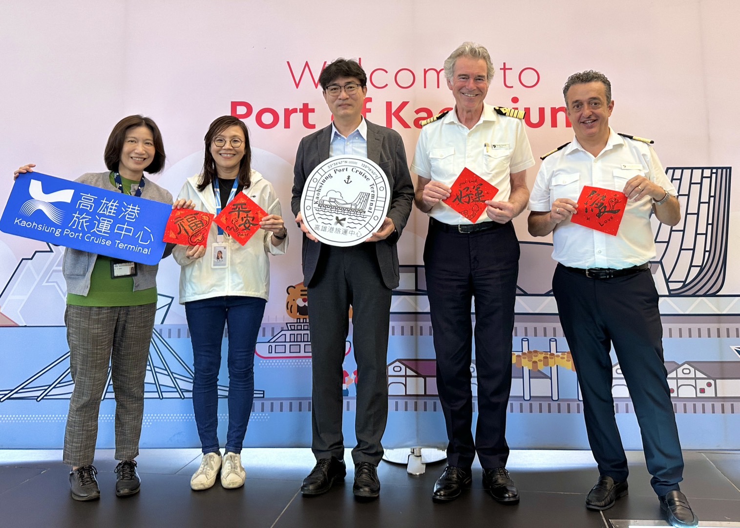 圖六：高雄港務分公司致贈年節特色春聯予璽寶郵輪探險號(Seabourn Quest)船長一行。