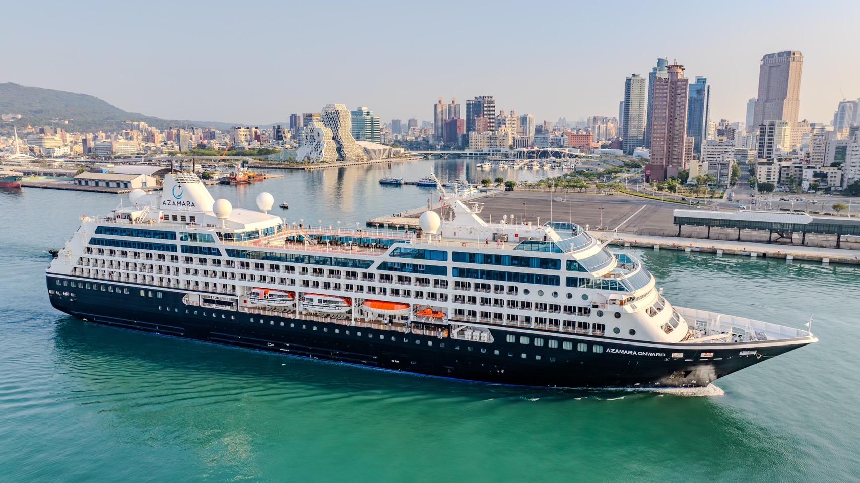 圖二：精鑽郵輪前進號(Azamara Onward)首航高雄港-2。