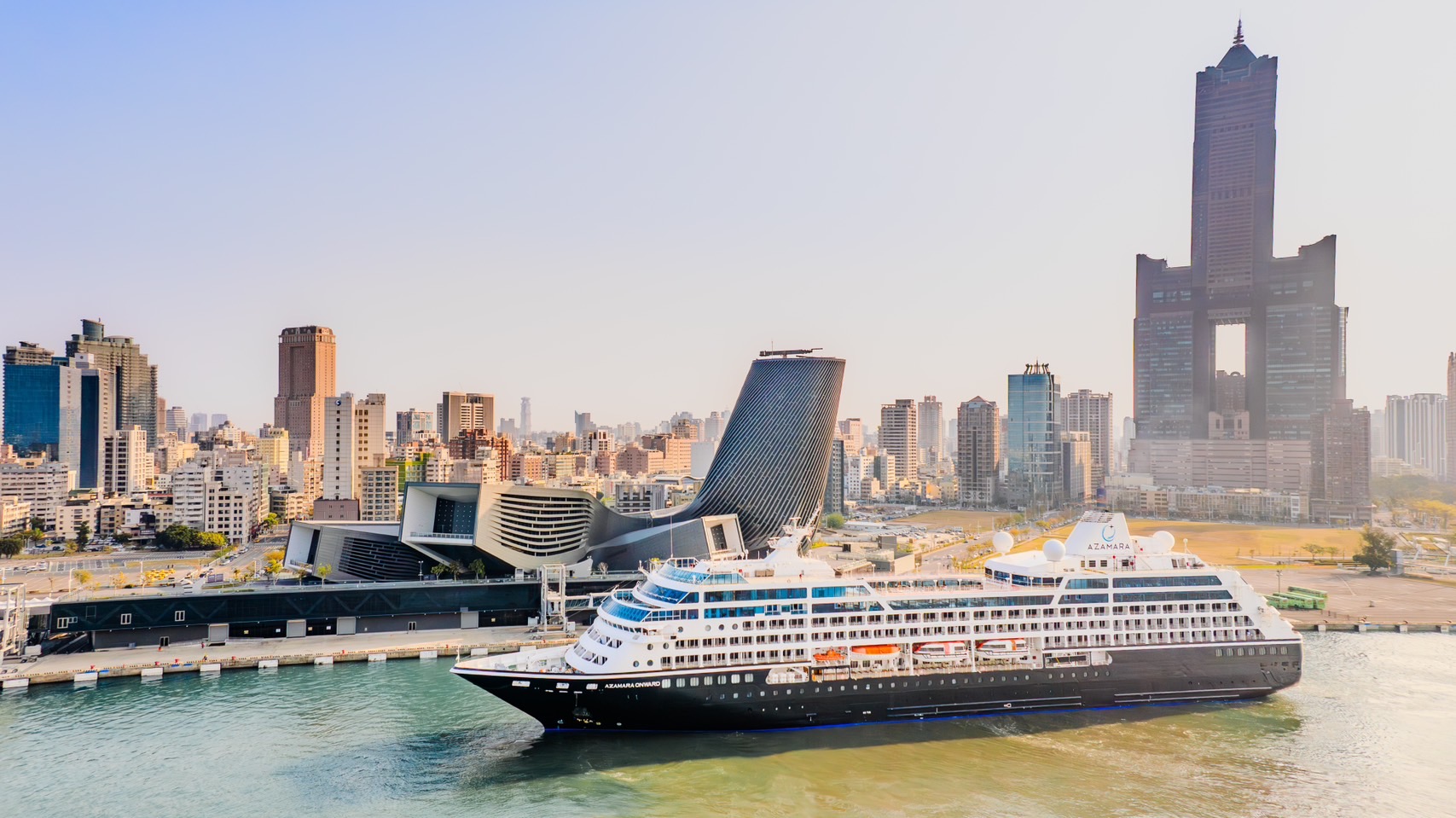 圖三：精鑽郵輪前進號(Azamara Onward)靠泊高雄港旅運中心。