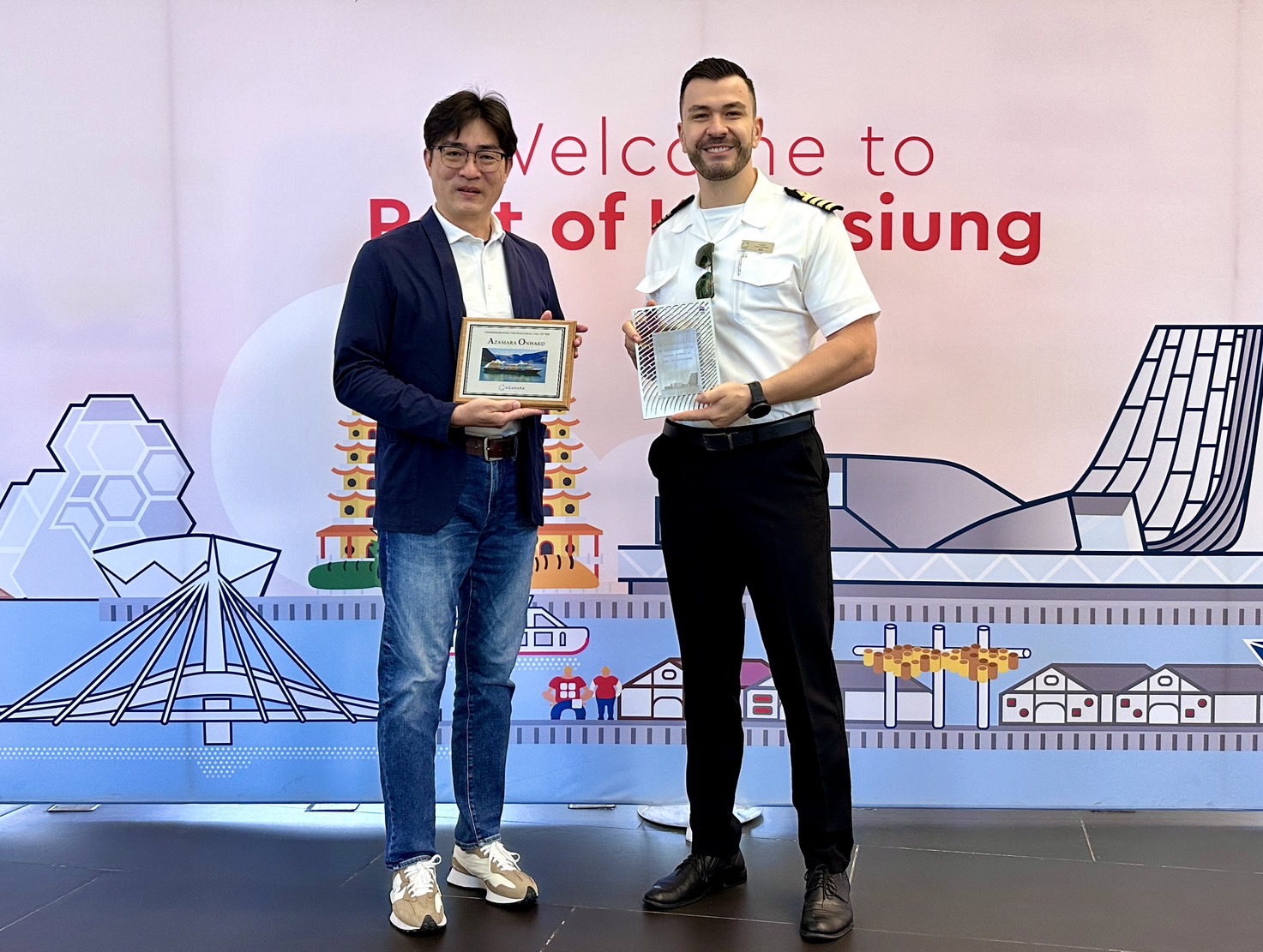 圖五：高雄港務分公司蔡建郎處長代表致贈首航紀念牌予精鑽郵輪前進號(Azamara Onward)船長。