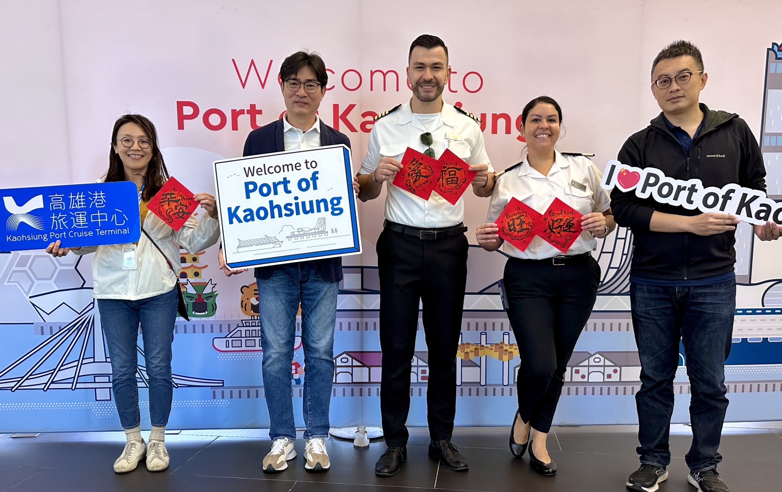 圖六：高雄港務分公司致贈文創書法予精鑽郵輪前進號(Azamara Onward)船長一行。