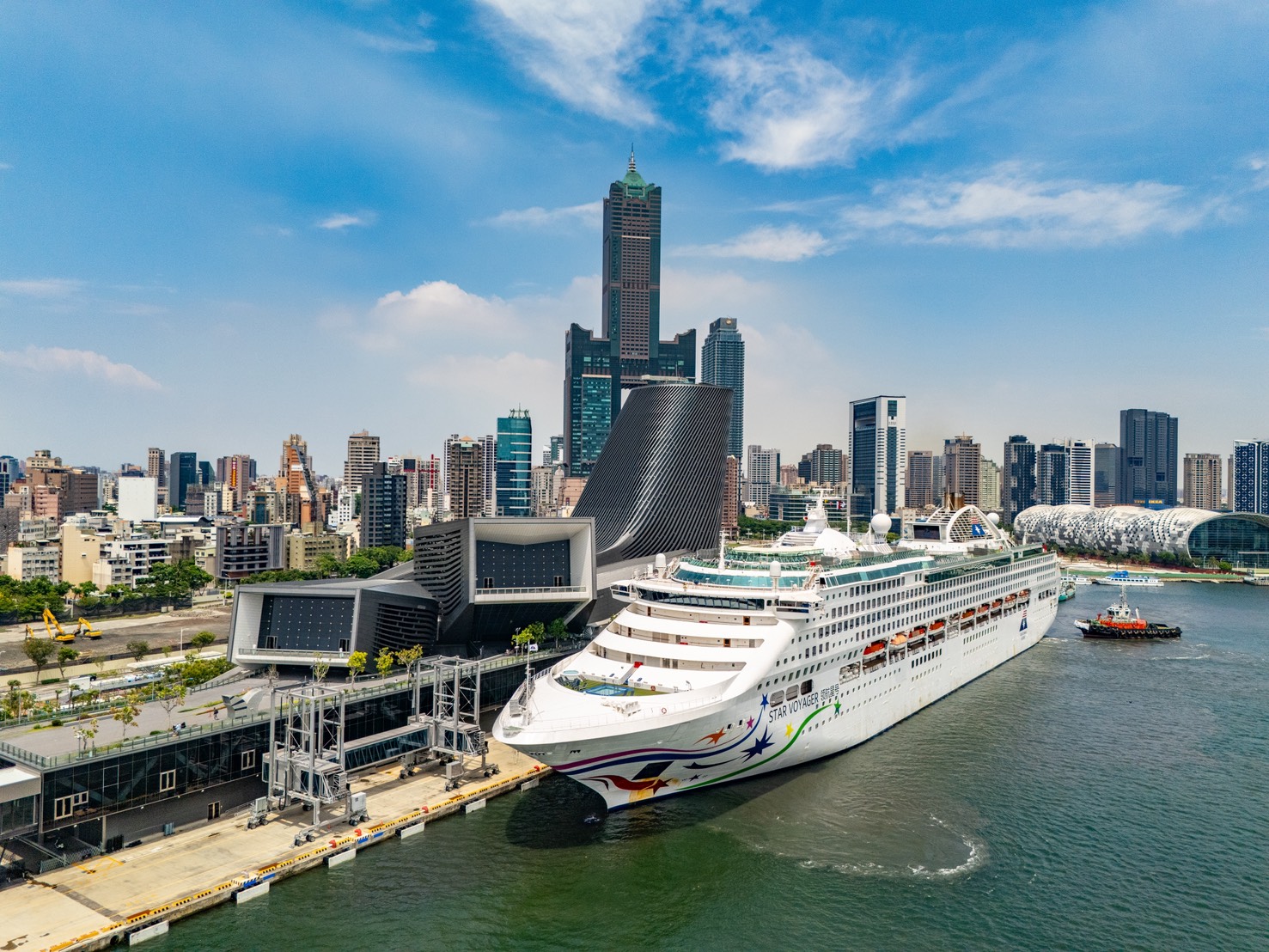 圖三：麗星郵輪領航星號(Star Voyager)靠泊高雄港旅運中心2。