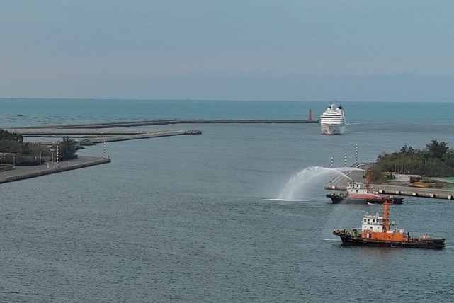 圖2、港務公司安排拖船噴水歡迎「海洋富士號」首航