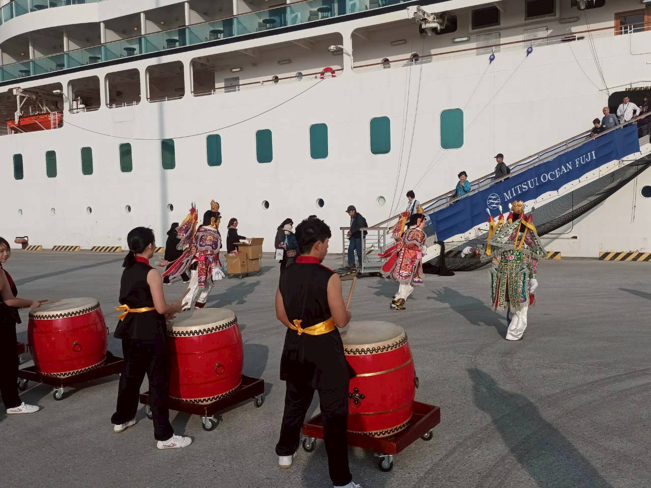 圖4、以戰鼓、舞旗及電音三太子歡迎「海洋富士號」
