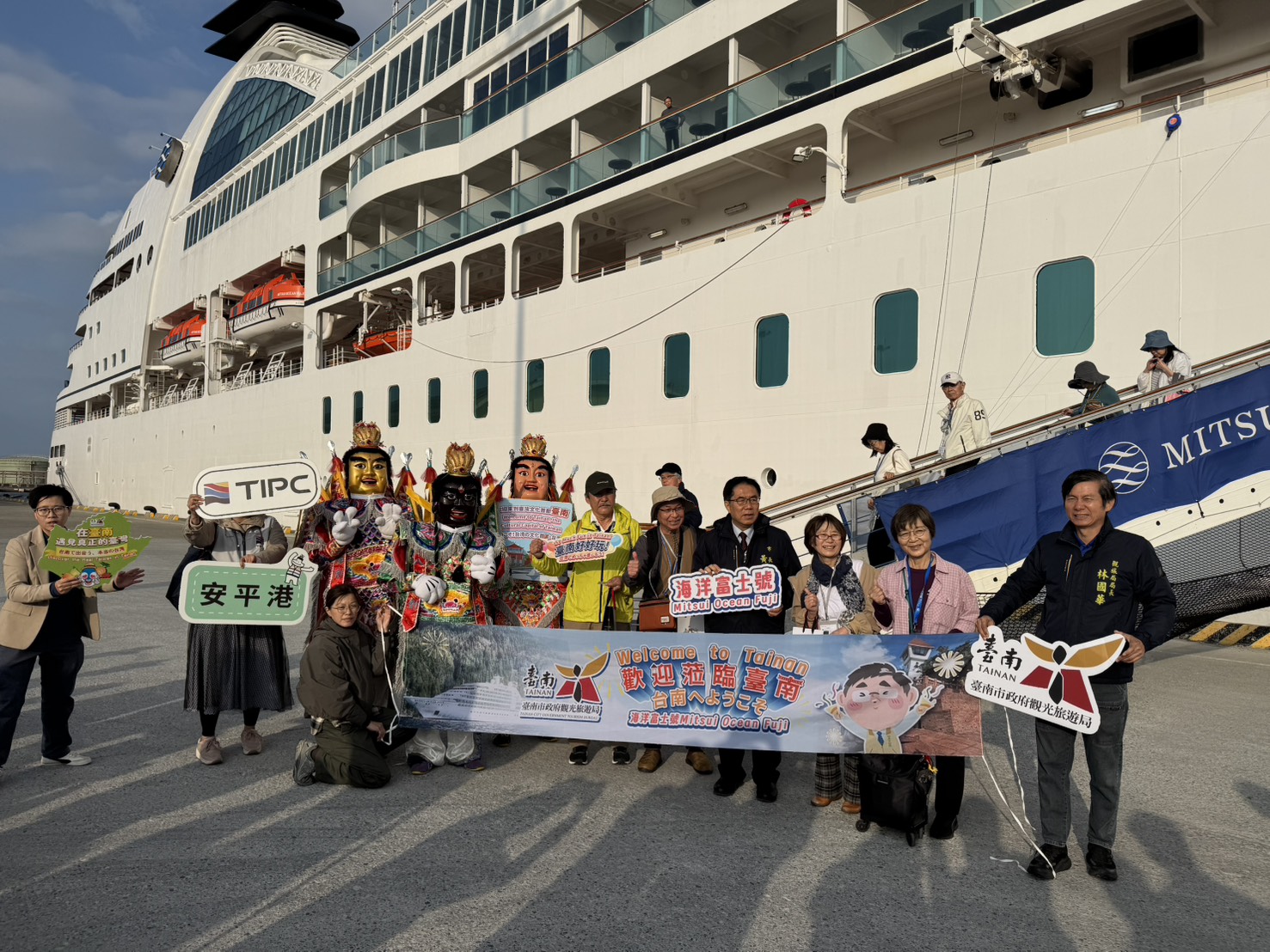 圖5、臺南市長黃偉哲致贈旅客伴手禮