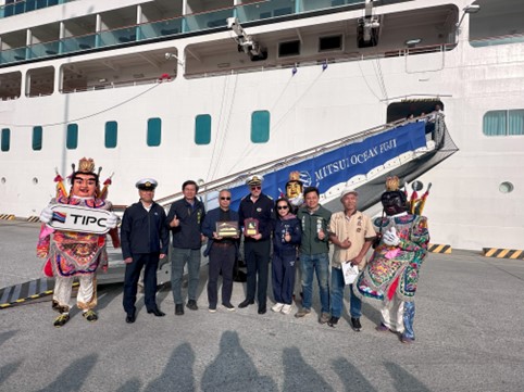 圖6、港務公司與海洋富士號相互致贈首航牌