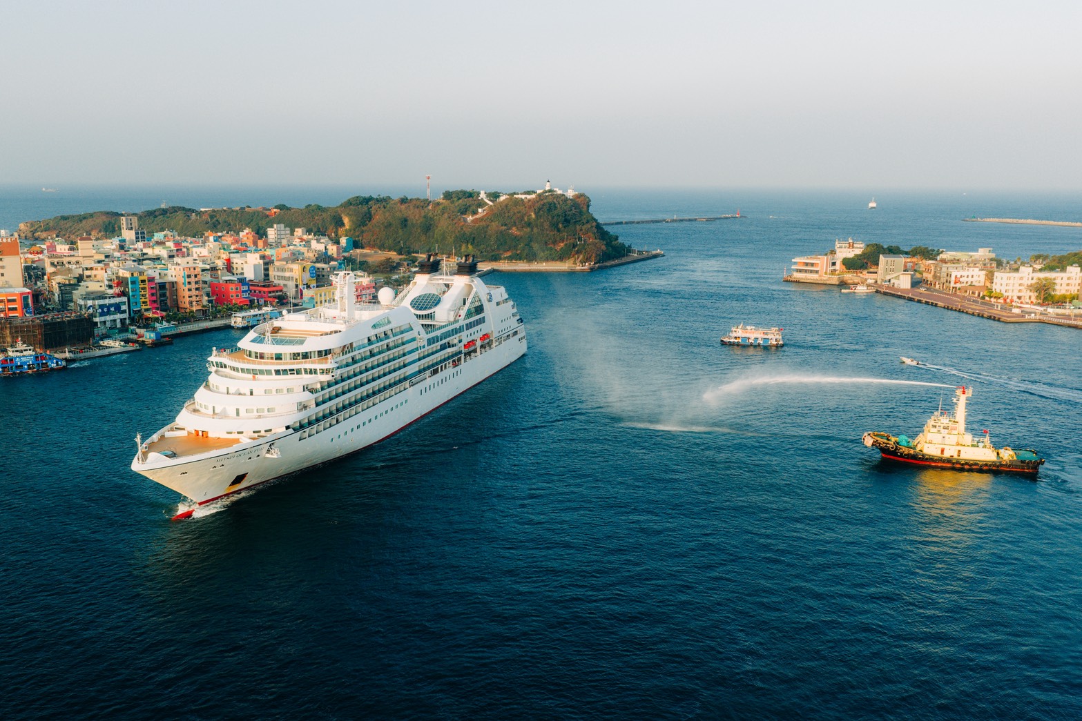 圖二：高雄港務分公司以象徵歡迎的噴水儀式迎接海洋富士號。