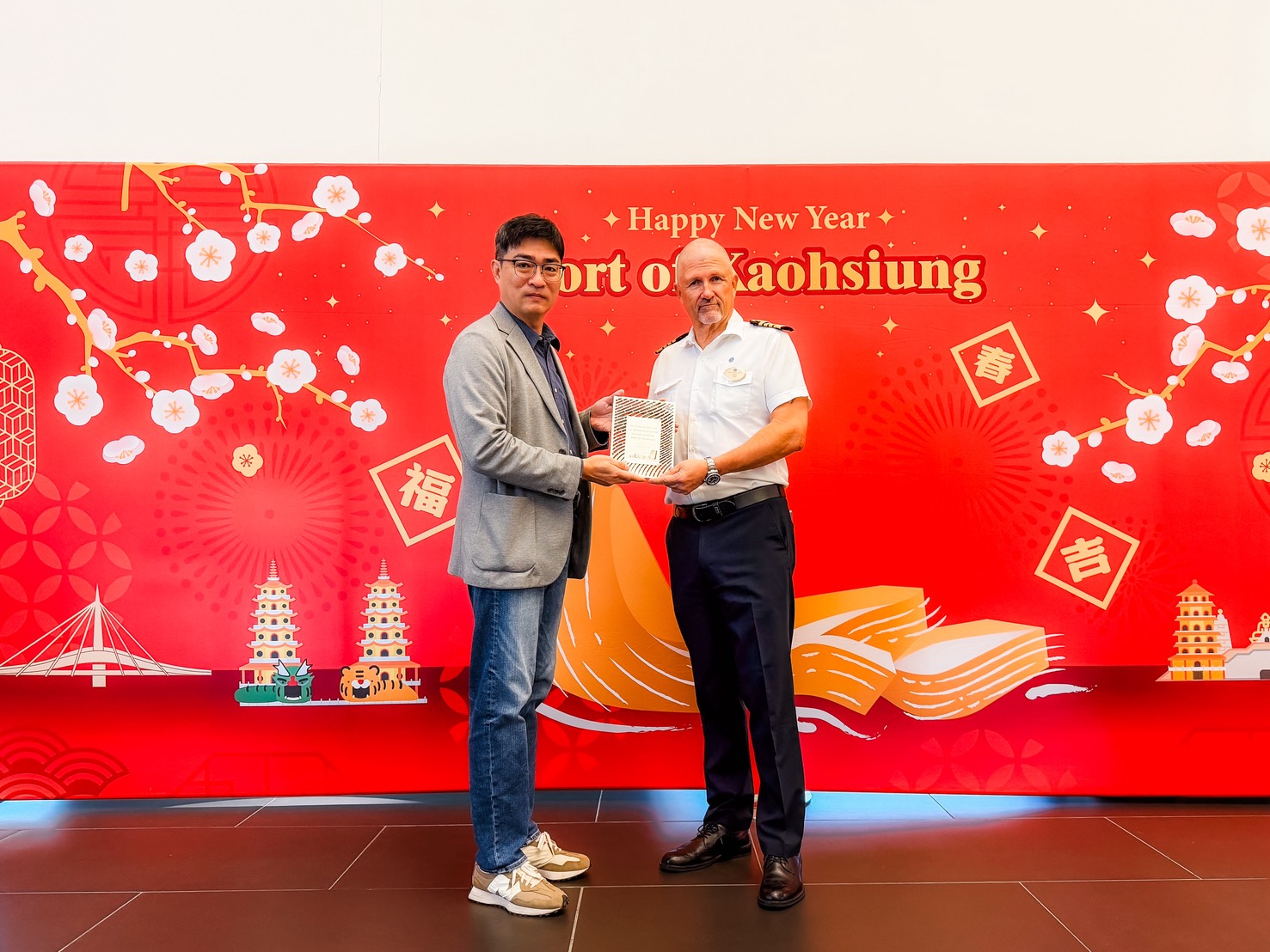 圖五：高雄港務分公司蔡建郎處長代表致贈首航紀念牌予三井海洋郵輪富士號(Mitsui Ocean Fuji)船長。