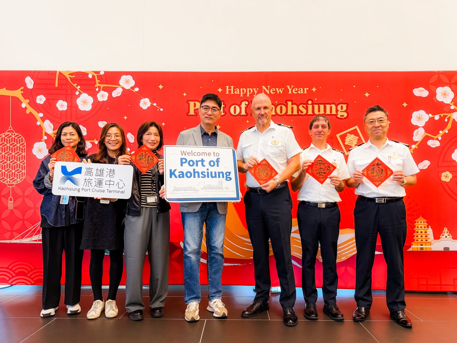 圖六：高雄港務分公司與三井海洋郵輪富士號(Mitsui Ocean Fuji)船長一行合照。