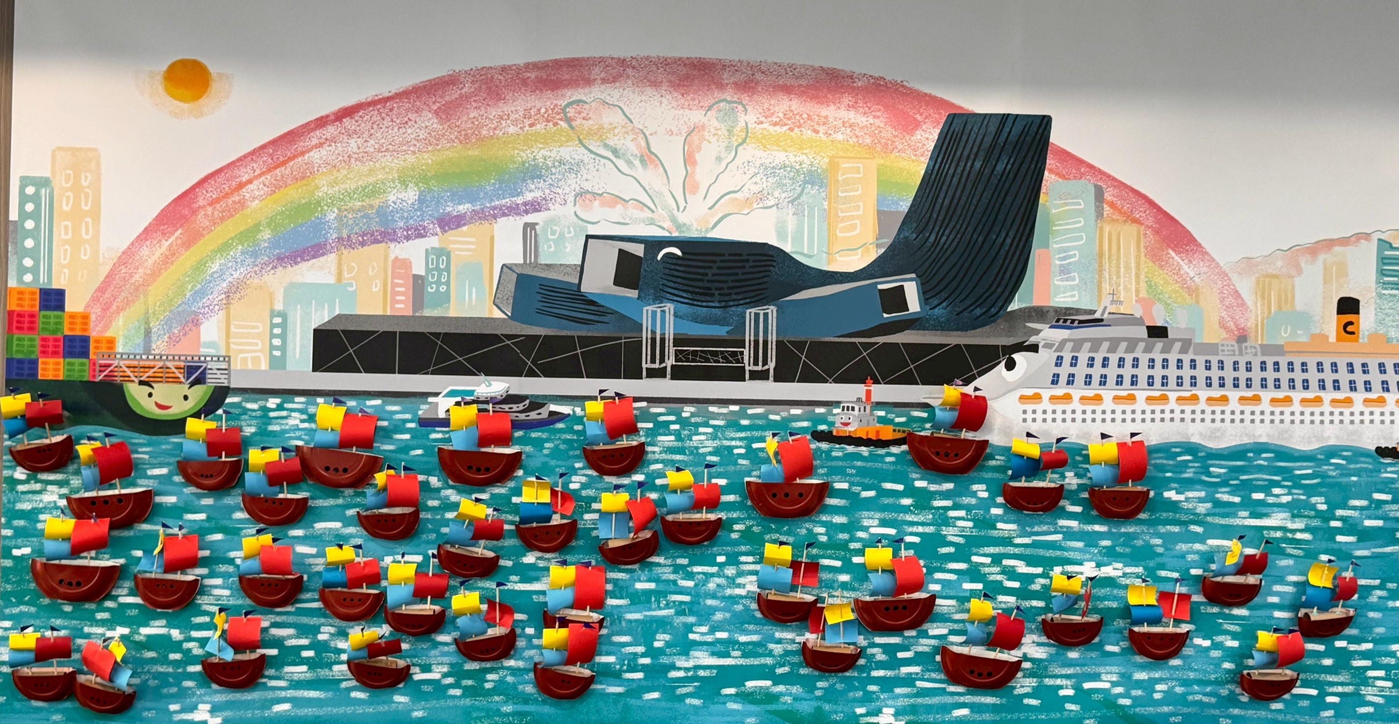 3.「傳（船）承」儀式，將滿載祝福的小帆船張貼旅運中心主視覺牆面，祝福高雄港航運順利，郵輪業務蓬勃發展。