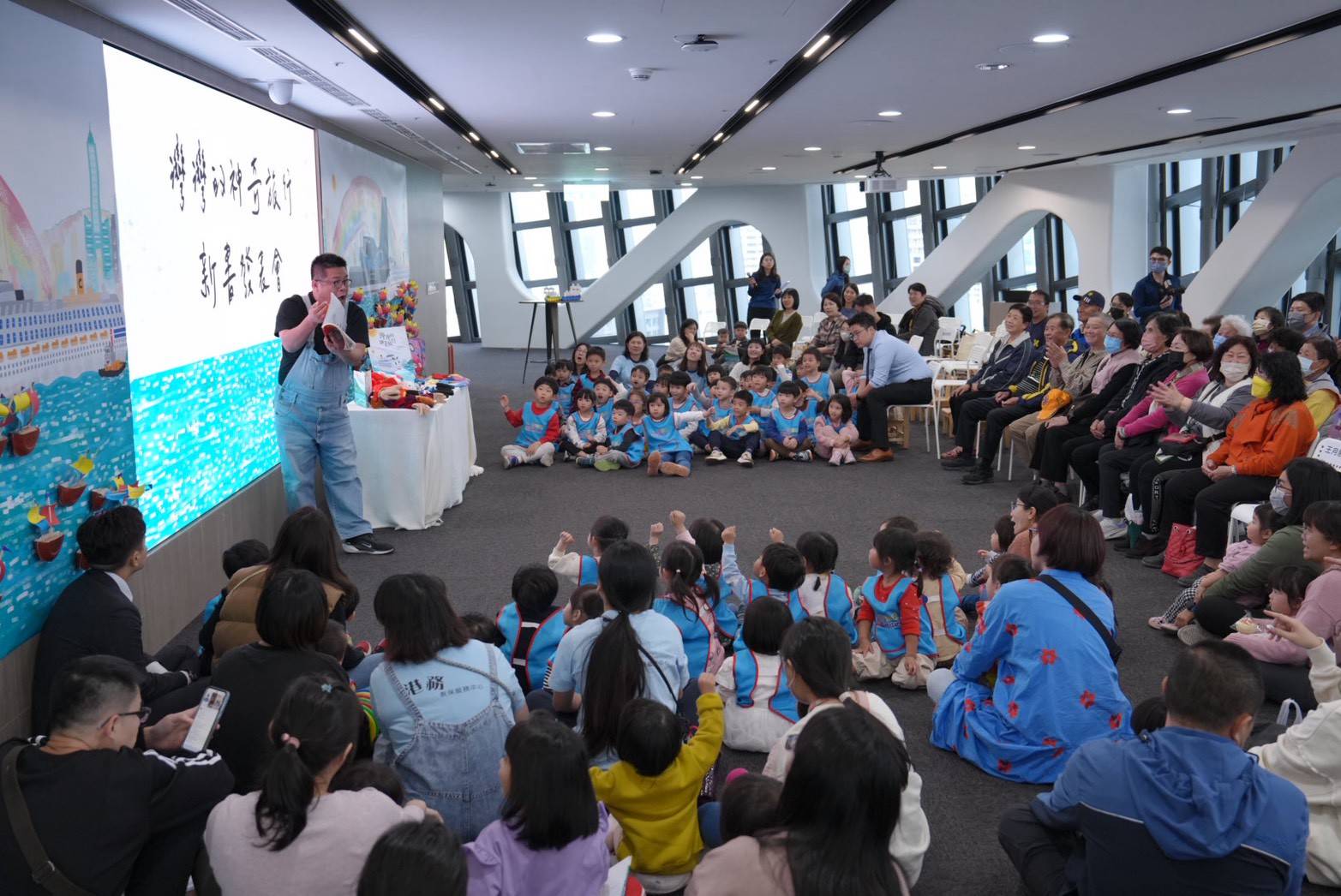 7.發表會聽陸爸爸說故事，演譯「灣灣的神奇旅行」繪本，大小朋友齊聚高雄港旅運中心。