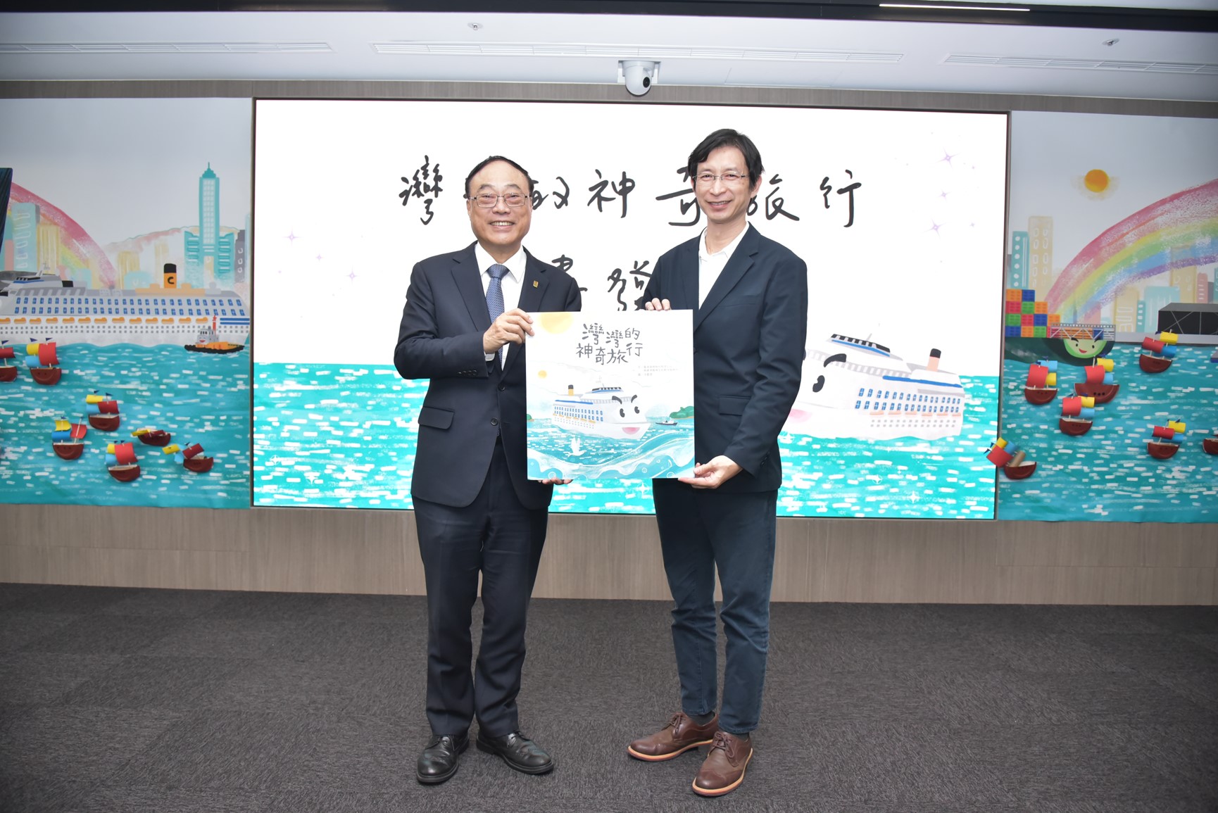 4.港務公司致贈高雄港繪本給高雄市公私立國小，周永暉董事長代表致贈，高雄市教育局張紋誠專門委員代表受贈。