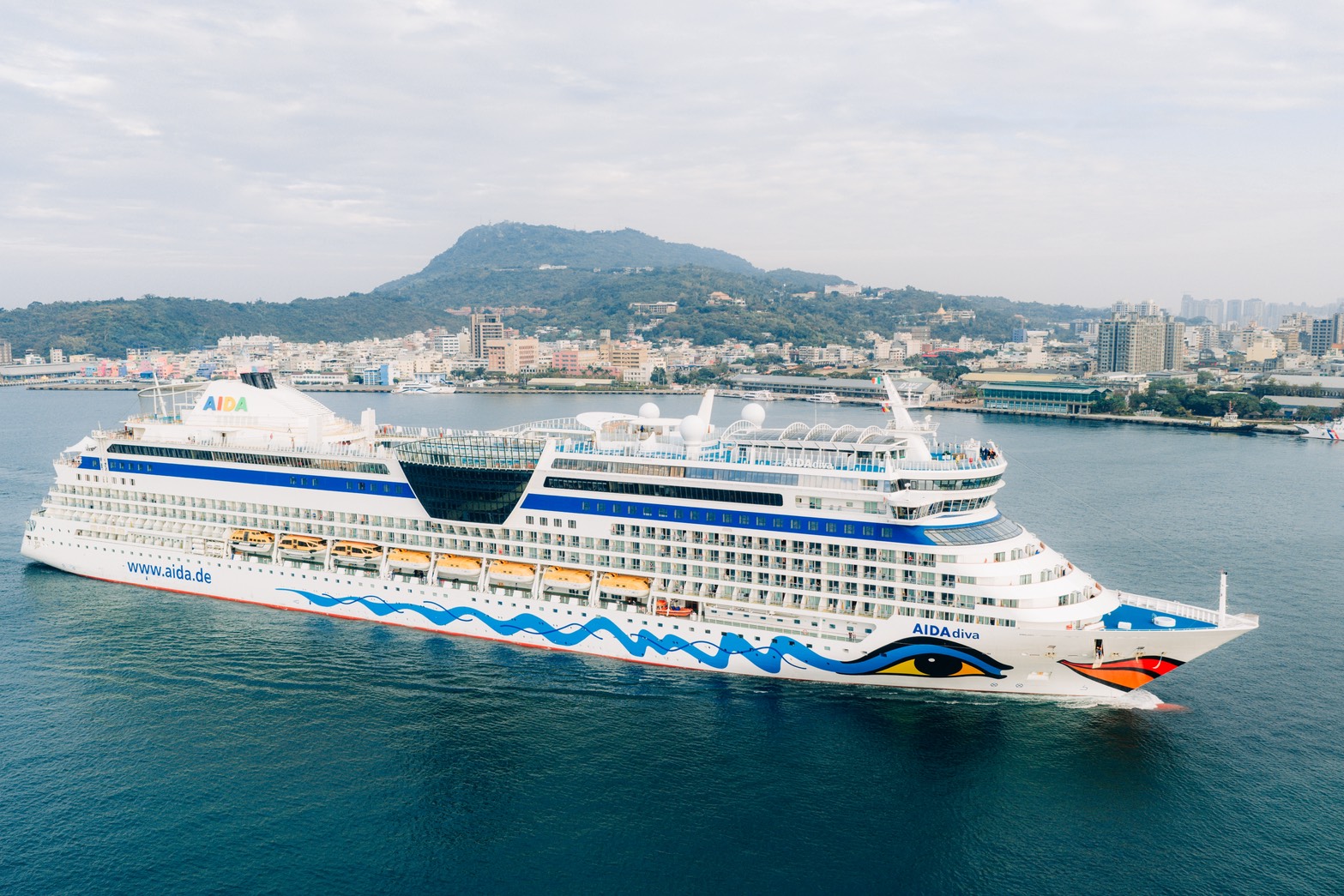 圖二：愛達郵輪「愛達女神」(AIDAdiva)首航高雄港。