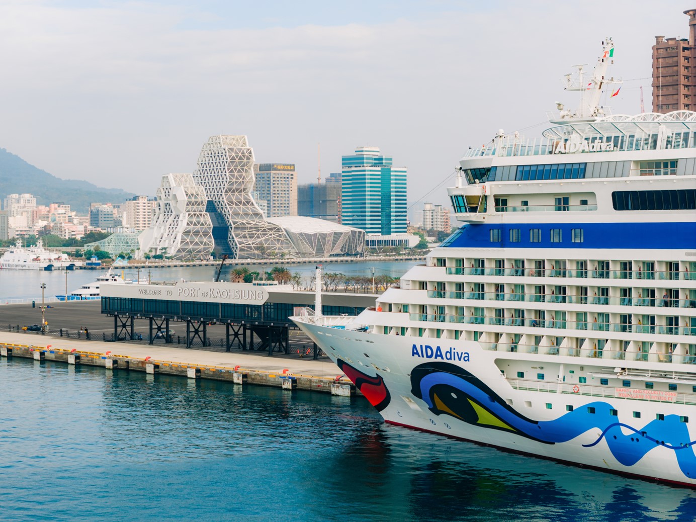 圖三：愛達郵輪「愛達女神」(AIDAdiva)船身以俏麗的藍眼睛與紅嘴唇彩繪成為矚目焦點。