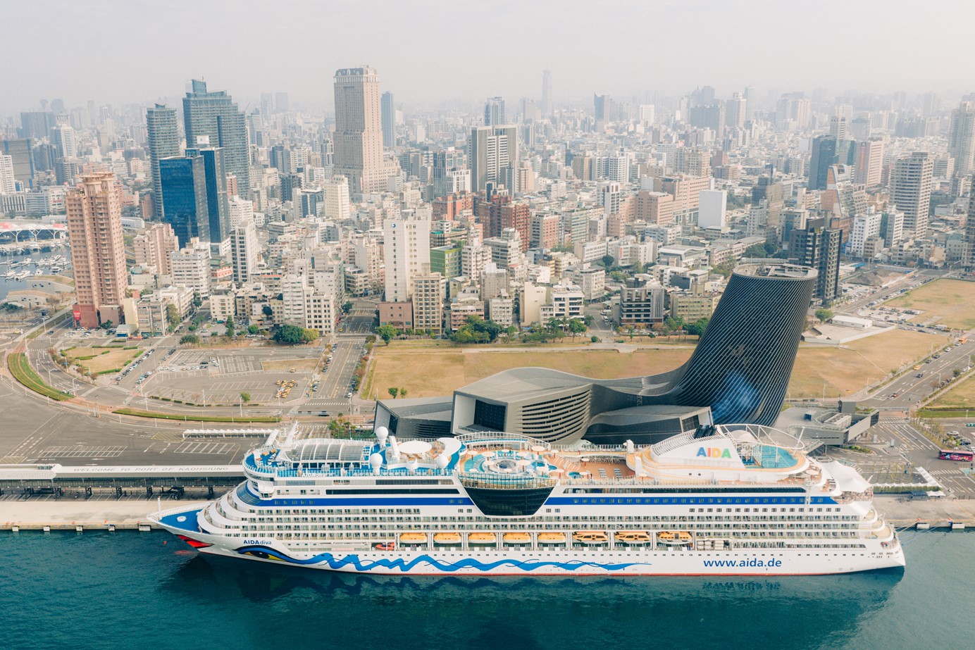 圖四：愛達郵輪「愛達女神」(AIDAdiva)停靠高雄港旅運中心。