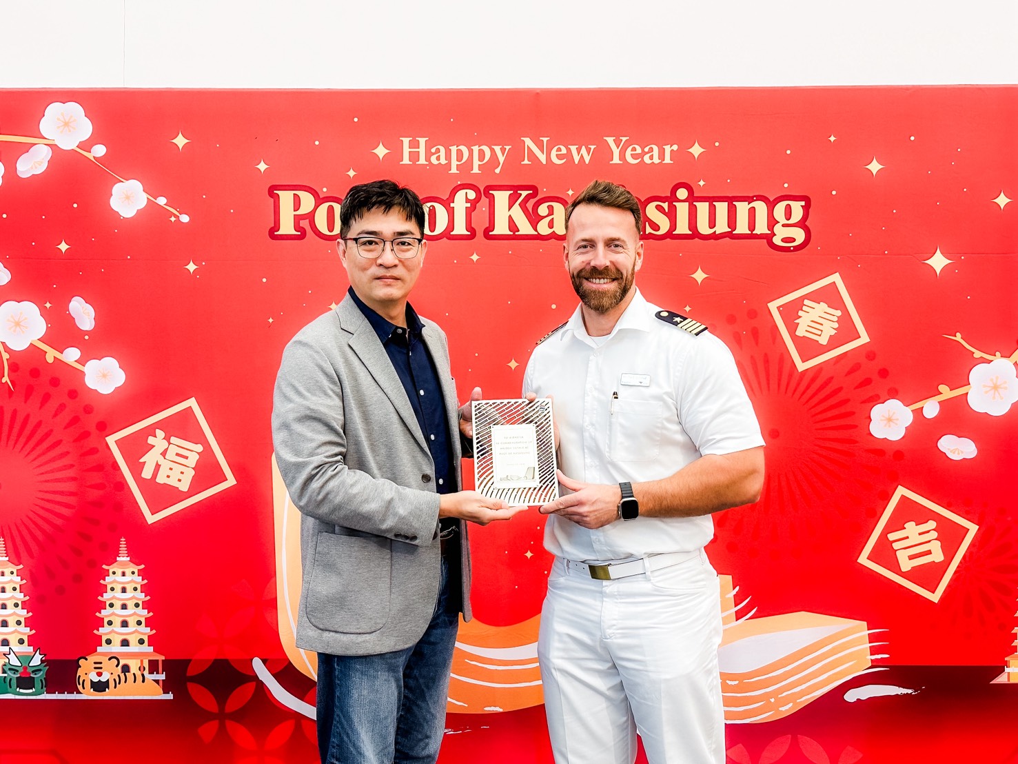 圖五：高雄港務分公司蔡建郎處長代表致贈首航紀念牌予愛達郵輪「愛達女神」(AIDAdiva)船長。