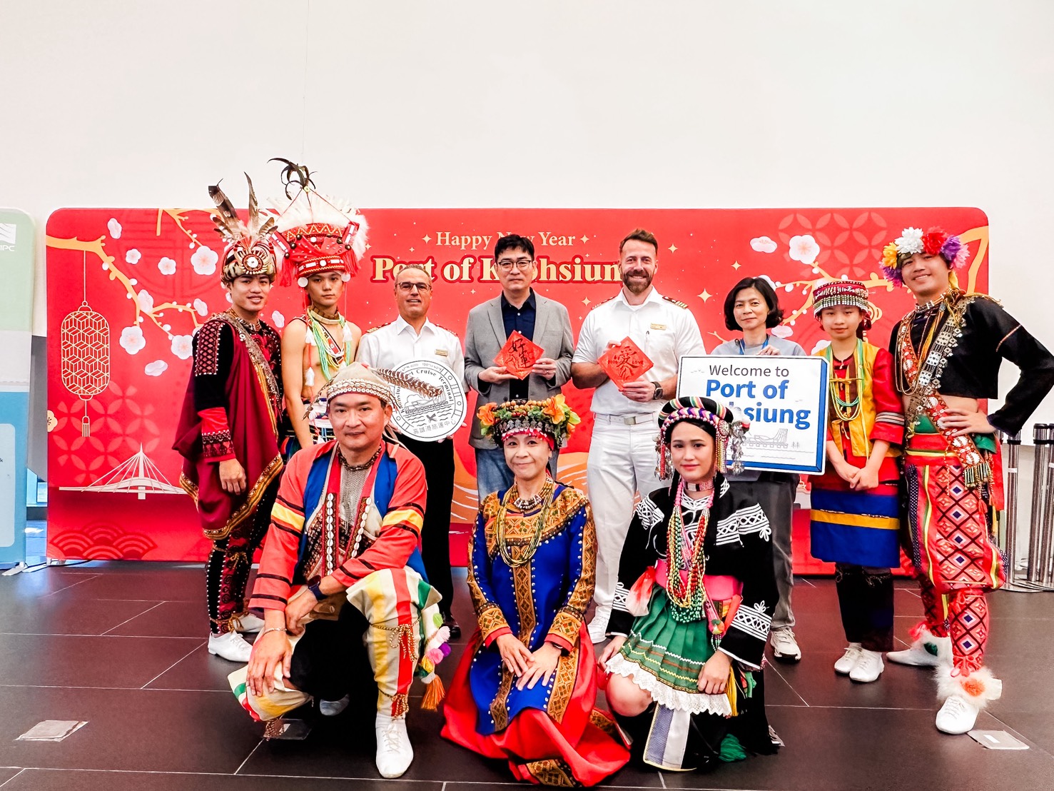 圖六：高雄港務分公司與愛達郵輪「愛達女神」(AIDAdiva)船長一行合照。