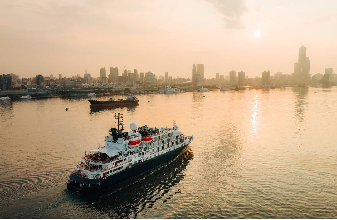 圖二：卡莉多麗「島嶼天空」（ISLAND SKY）首航高雄港。
