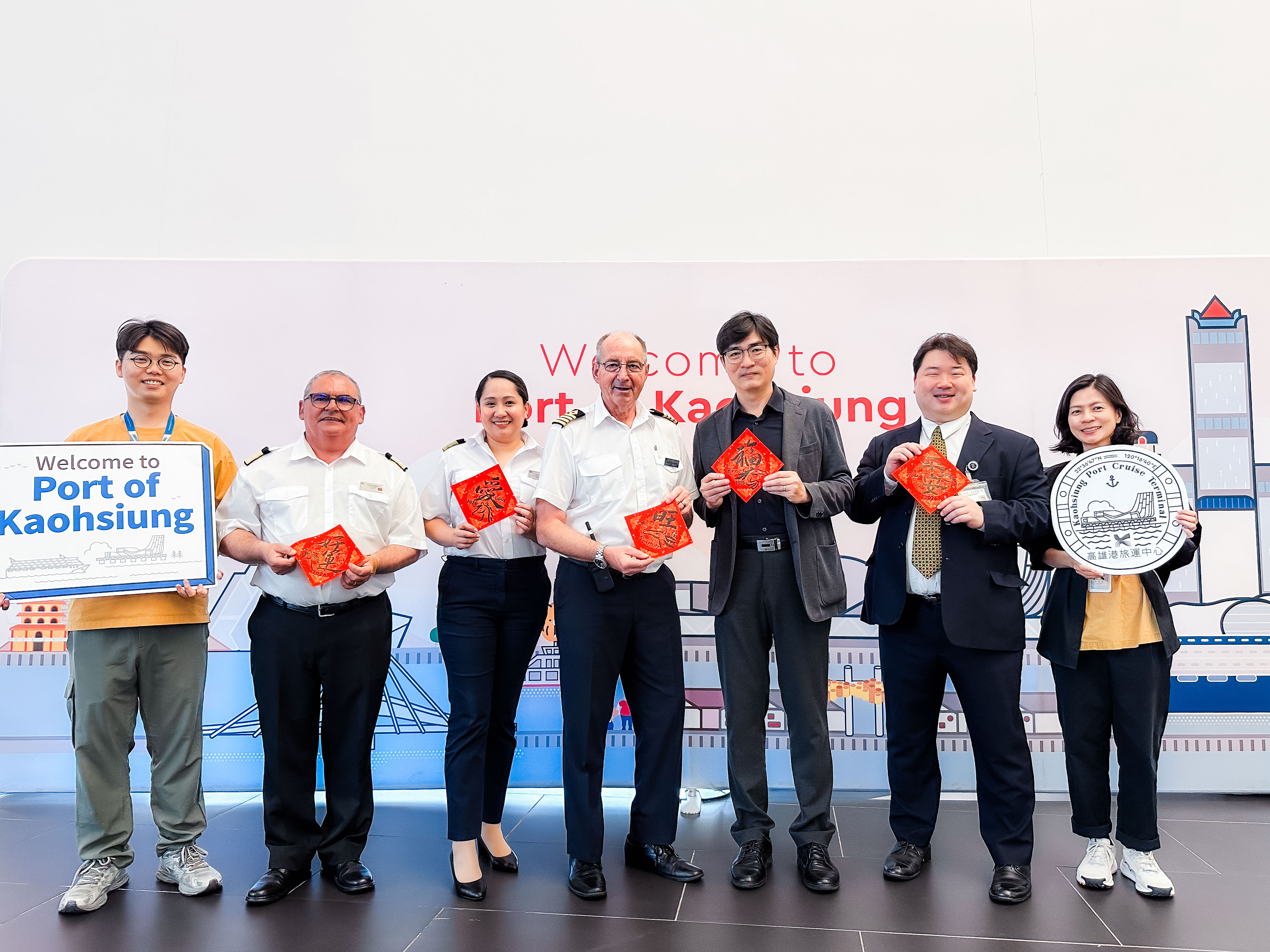 圖六：高雄港務分公司致贈年節特色春聯予卡莉多麗「島嶼天空」（ISLAND SKY）船長一行。