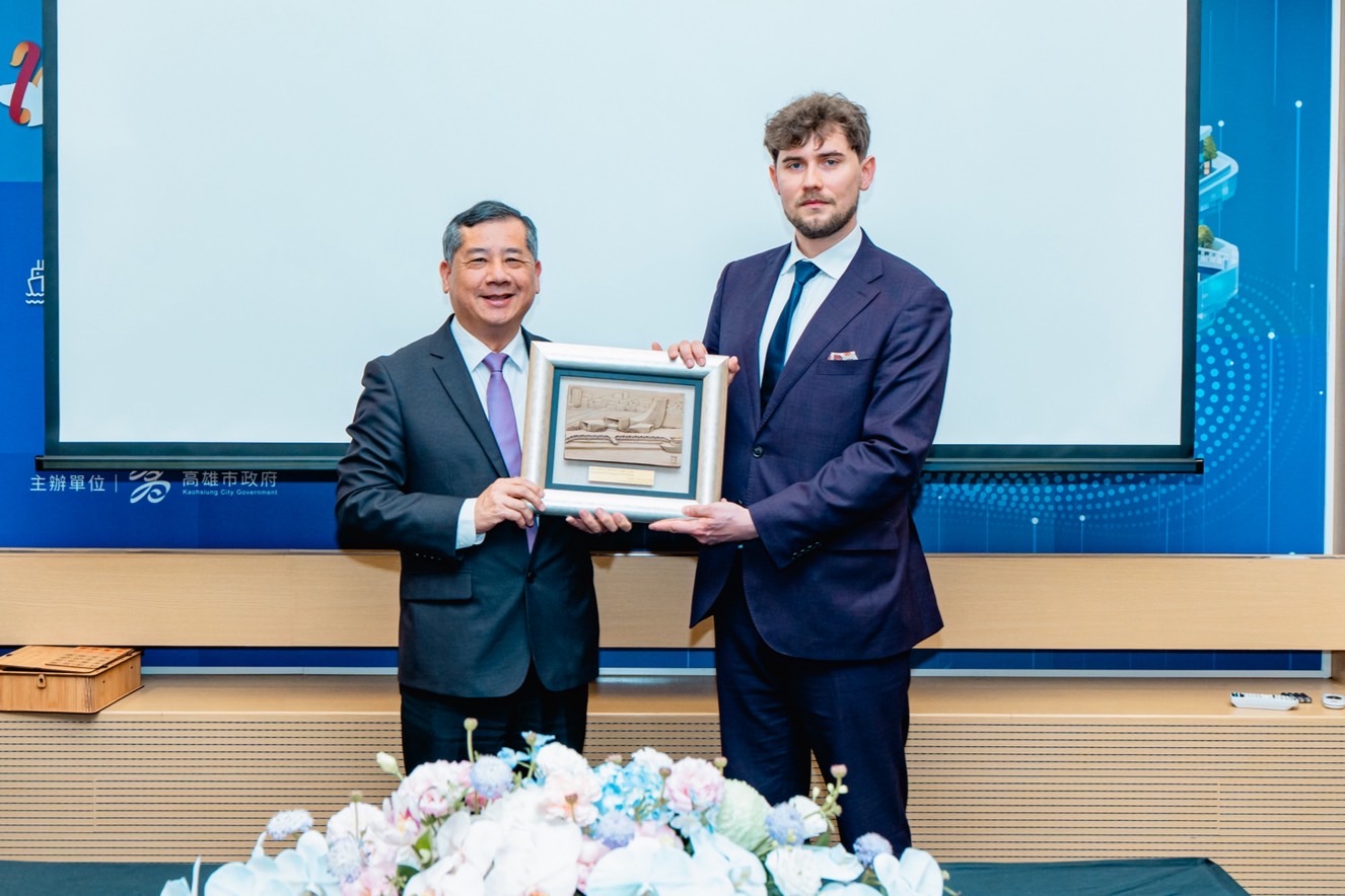 Image 2. TIPC President Chin-jung Wang presenting a framed commemorative relief of Kaohsiung Port Cruise Terminal to Deputy Director of the Port of Gdynia Strategy and Market Development Office Grzegorz Bławat